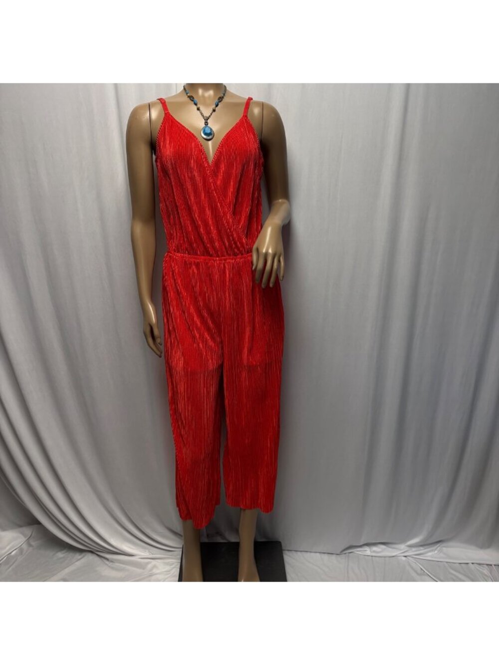 Love Fire Red Pleated Sleeveless Jumpsuit Womens Medium V Neck Cropped Legs NEW